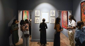 Nghệ sĩ Đào Anh Khánh trình diễn đương đại trong triển lãm đầu tiên của con gái