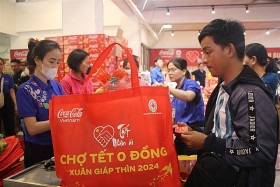 “Chợ Tết 0 đồng” hỗ trợ các gia đình hoàn cảnh khó khăn tại TP.HCM