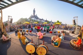 Người dân Nam Bộ đổ về núi Bà Đen, Tây Ninh du xuân, dâng đăng cầu may mắn đầu năm