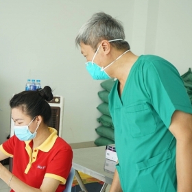 Thứ trưởng Bộ Y tế hướng dẫn người dân TP Hồ Chí Minh tự làm xét nghiệm Covid-19