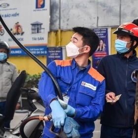 Giá xăng, dầu cùng tăng, RON 95 vọt lên sát 20.500 đồng/lít