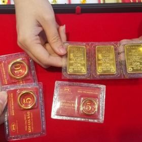 Giá vàng thế giới quay đầu giảm, SJC và vàng nhẫn vượt mốc 154 triệu đồng/lượng