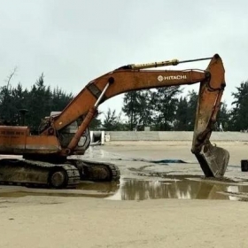 Nghệ An: Bắt quả tang một nhà thầu hút cát trái phép tại biển Cửa Lò