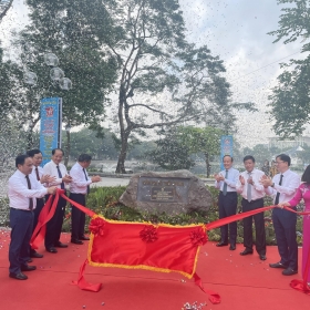 Gắn biển công trình Vườn hoa hồ Thiền Quang