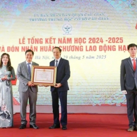 Trường THCS Cầu Giấy đón nhận Huân chương Lao động hạng Ba