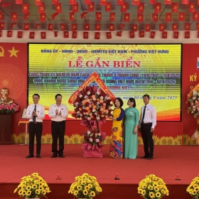 Gắn biển công trình Trường THPT Lý Thường Kiệt (phường Vĩnh Hưng, Hà Nội) kỷ niệm 80 năm Quốc khánh 2/9