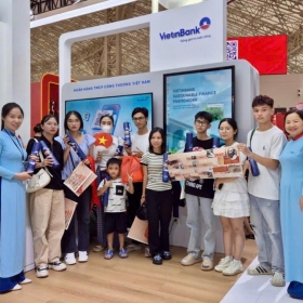 Nhận quà khi check-in gian hàng VietinBank tại Triển lãm thành tựu đất nước
