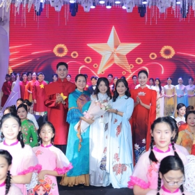 Nhà thiết kế Hoàng Ly - Người thổi hồn tinh hoa vào tà áo dài truyền thống Việt Nam