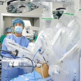 Robot phẫu thuật nội soi trong điều trị ung thư tăng hy vọng cho người bệnh