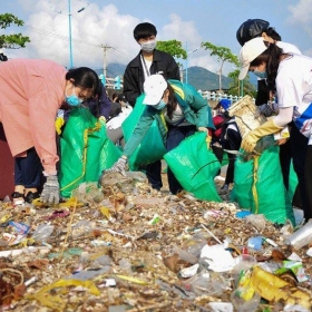 Tìm giải pháp giảm thiểu rác thải nhựa ngành du lịch