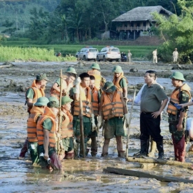 Thủ tướng Phạm Minh Chính đến thăm hiện trường tìm kiếm người mất tích tại Làng Nủ