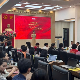 Nhạc sĩ Phạm Tuyên trao tặng ca khúc 'Như có Bác trong ngày đại thắng' cho Báo Nhân Dân