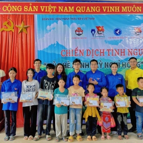Thanh niên mang yêu thương từ Thủ đô lên miền Tây Bắc