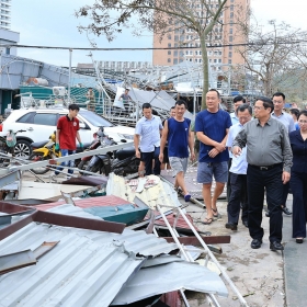 Thủ tướng đi thị sát, động viên người dân và chỉ đạo khắc phục hậu quả bão số 3 tại Quảng Ninh