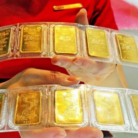 14h30 chiều nay, các ngân hàng bắt đầu bán vàng ra thị trường, giá gần 79 triệu đồng/lượng