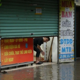 Sau đêm loay hoay lấy giẻ thấm nước cửa sổ, dân chung cư lại thấy lợi khi đường phố ngập lụt