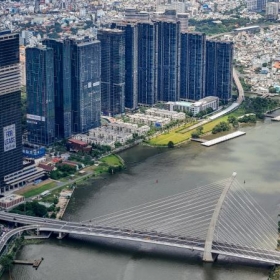 Giá tăng cao, dòng tiền của nhà đầu tư sẽ rời Hà Nội vào TP.HCM năm 2025?