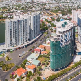 Nhiều người vẫn “ôm tiền” chờ mua chung cư dù giá neo cao