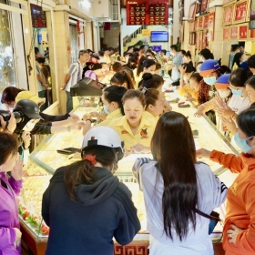 Giá vàng liên tục tăng nóng, Phó thủ tướng yêu cầu không để xảy ra trục lợi, thao túng, làm giá