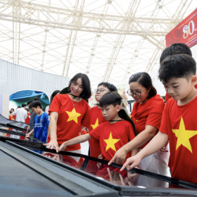 Du khách “nhuộm đỏ” Trung tâm Triển lãm Việt Nam với dresscode yêu nước