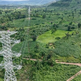 Thấy gì từ việc T&T Group của bầu Hiển thần tốc hoàn thành đường truyền tải điện từ Lào về Việt Nam?