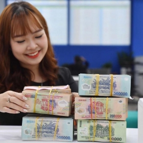 Cả chục ngân hàng 'tranh đua' tăng lãi suất huy động dịp cuối năm