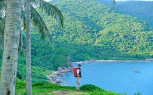 Chàng trai hướng dẫn viên ra mắt sách “Đôi giày mòn gót”