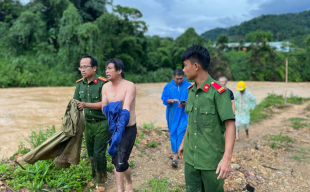 Quảng Nam: Lực lượng công an lao vào dòng nước xiết cứu người dân gặp nạn