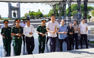 Phó Thủ tướng Chính phủ Lê Thành Long dâng hương các Anh hùng liệt sĩ và thăm, tặng quà các gia đình chính sách tại Quảng Trị
