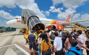 Giá vé nội địa tăng kỷ lục thúc đẩy doanh thu các hãng hàng không Việt Nam