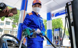 Xăng dầu đồng loạt tăng, RON95 áp sát 20.500 đồng/lít