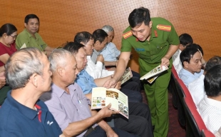 Bộ Công an tuyên truyền, phổ biến pháp luật và tặng quà gia đình chính sách tại Điện Biên