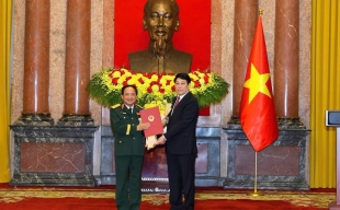 Chủ tịch nước Lương Cường chủ trì lễ trao quyết định thăng quân hàm, cấp bậc hàm Đại tướng, Thượng tướng