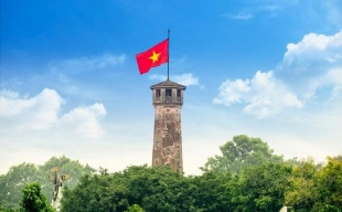 Tiến lên! Cùng tiến lên! Nước non Việt Nam ta vững bền