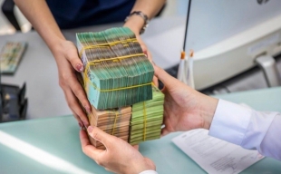 Tiền gửi khách hàng đồng loạt sụt giảm, “cuộc đua” lãi suất có thể sớm trở lại