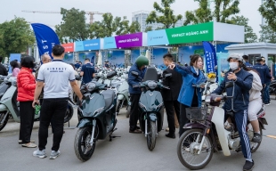Hài lòng với 2 ô tô điện đã có, vị khách cho luôn xe máy xăng “lên đường” tại ngày hội thu xăng đổi điện