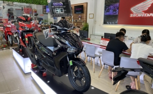 Xe máy điện lên ngôi - xe máy xăng hết thời “làm giá”: Người tiêu dùng hưởng lợi kép