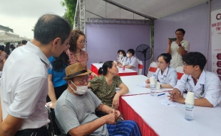 Ra quân khám bệnh miễn phí cho hơn 2.000 người dân tại Hà Nội