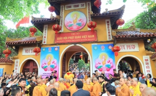 Hàng nghìn phật tử đổ về chùa Quán Sứ chờ chiêm bái xá lợi Đức Phật