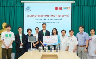 UNIQLO cùng Quỹ Hy vọng trao tặng thiết bị y tế cho Bệnh Viện Trung ương Huế