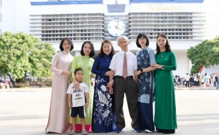 Trao tặng Bộ sưu tập di ảnh chân dung 'Đại đoàn kết' và 'Vinh quang Nhà giáo Việt Nam'