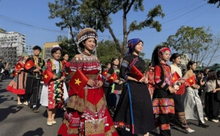 Thu Hà Nội thêm hấp dẫn với Diễu hành Áo dài Du lịch Hà Nội 2025