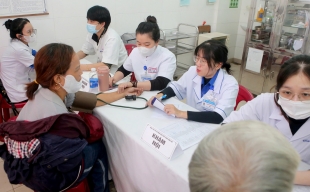 Hội Thầy thuốc trẻ Việt Nam khám bệnh, trao quà hỗ trợ người dân và nhân viên y tế bị ảnh hưởng bởi lũ lụt tại TP. Huế