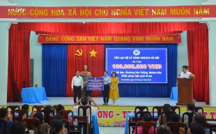CLB Lữ hành UNESCO Hà Nội trao hơn 200 triệu đồng hỗ trợ người dân vùng lũ Nha Trang