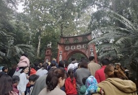 Hàng vạn lượt du khách đổ về Đền Hùng Phú Thọ dịp đầu xuân Giáp Thìn