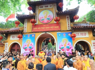 Hàng nghìn phật tử đổ về chùa Quán Sứ chờ chiêm bái xá lợi Đức Phật