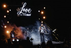 Trung Quân Idol 'cháy' với đêm nhạc đánh dấu 15 minishow của Love in the Bay