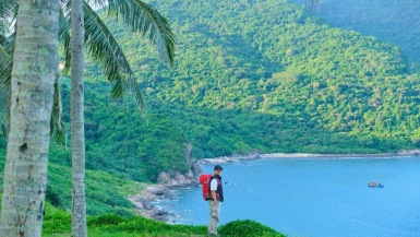 Chàng trai hướng dẫn viên ra mắt sách “Đôi giày mòn gót”