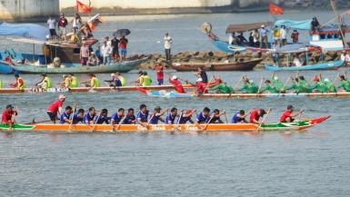 Đà Nẵng: Sôi nổi Giải đua thuyền truyền thống trên sông Hàn chào mừng kỷ niệm 49 năm ngày giải phóng thành phố