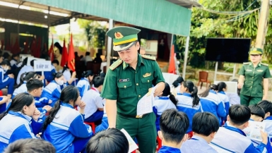 Đồn Biên phòng CKQT Lao Bảo: Tích cực tuyên truyền phòng, chống ma túy và các tệ nạn xã hội